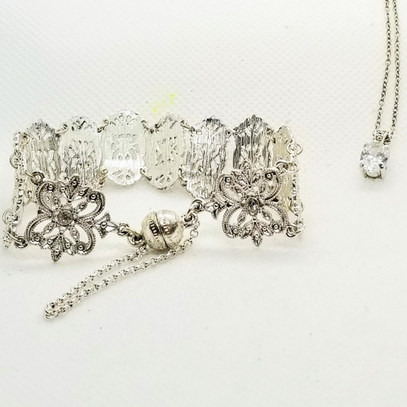 NF * Necklace w/ delicate Bracelet - Picture 2 of 9